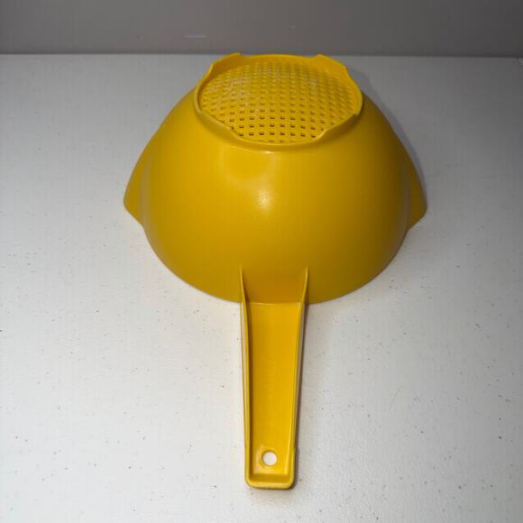 Vintage Yellow Tupperware Handled Colander Strainer 2 qt Double Spout #1523 - Picture 4 of 8